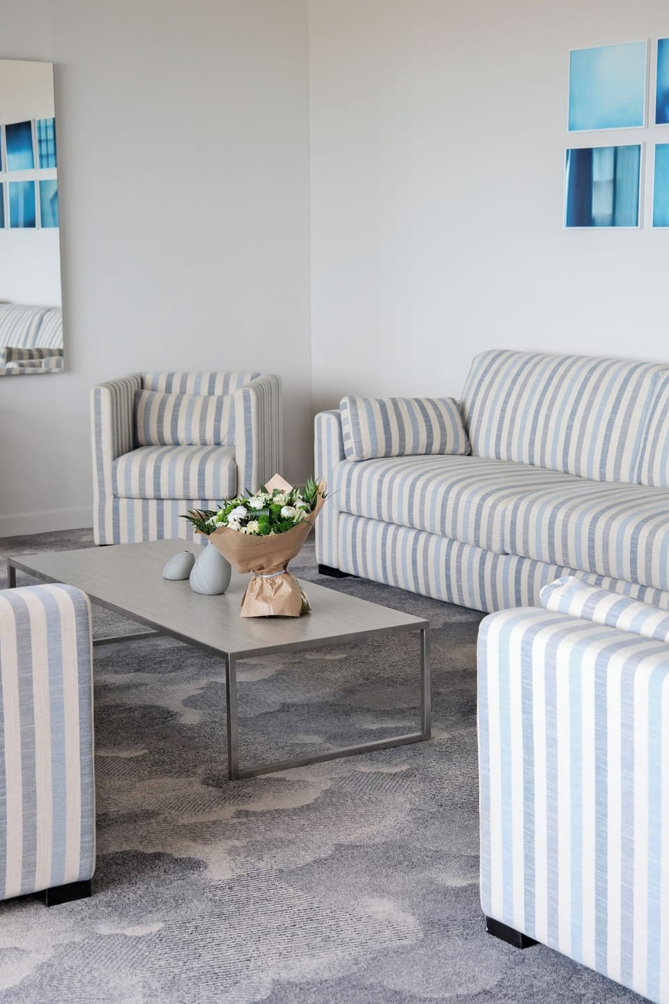 Suite Horizon Front de Mer | Living area | 82-cm flat-screen TV with satellite channels, TV