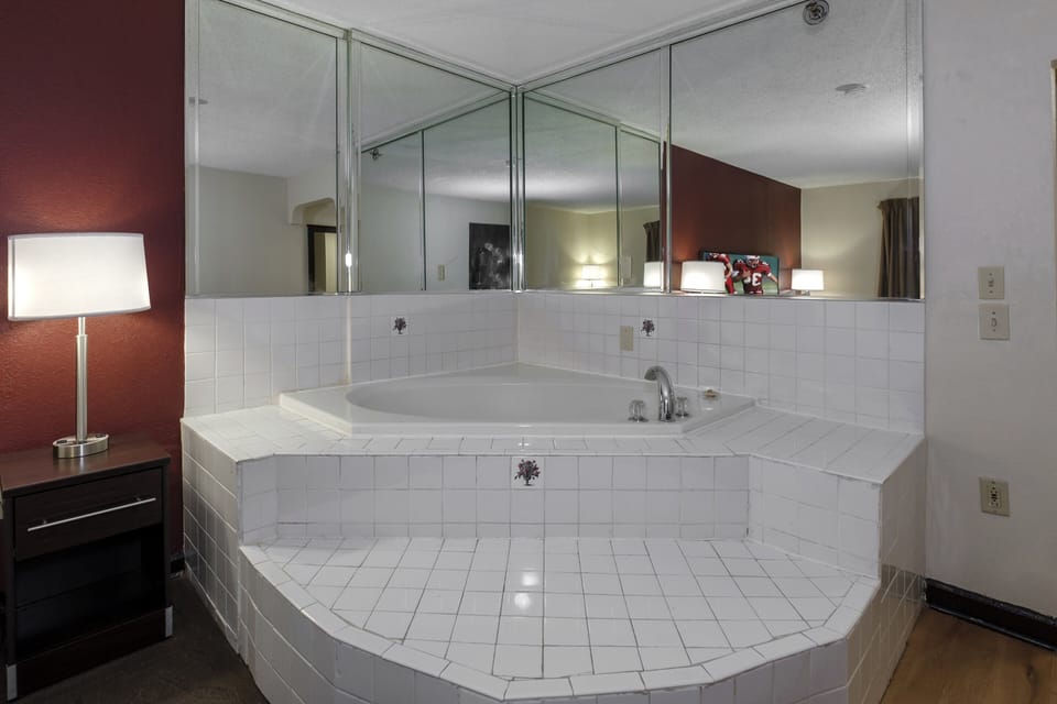 Premium Room, 1 King Bed, Jetted Tub (Upgraded Bedding & Snack, Smoke Free) | Premium bedding, desk, laptop workspace, blackout drapes