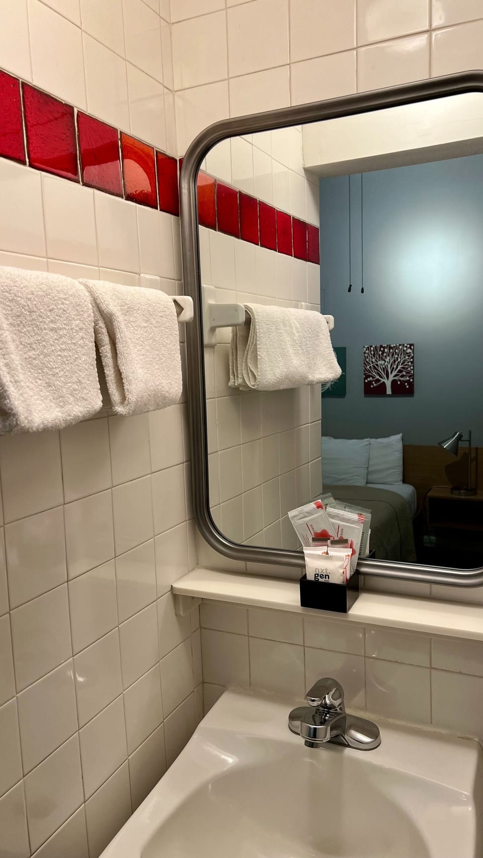 Economy Room (Petite Double room) | Bathroom | Free toiletries, hair dryer, towels, soap