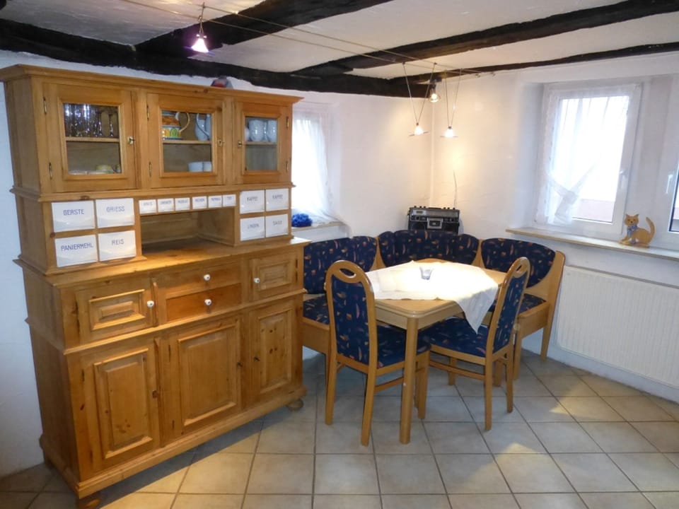 House | In-room dining