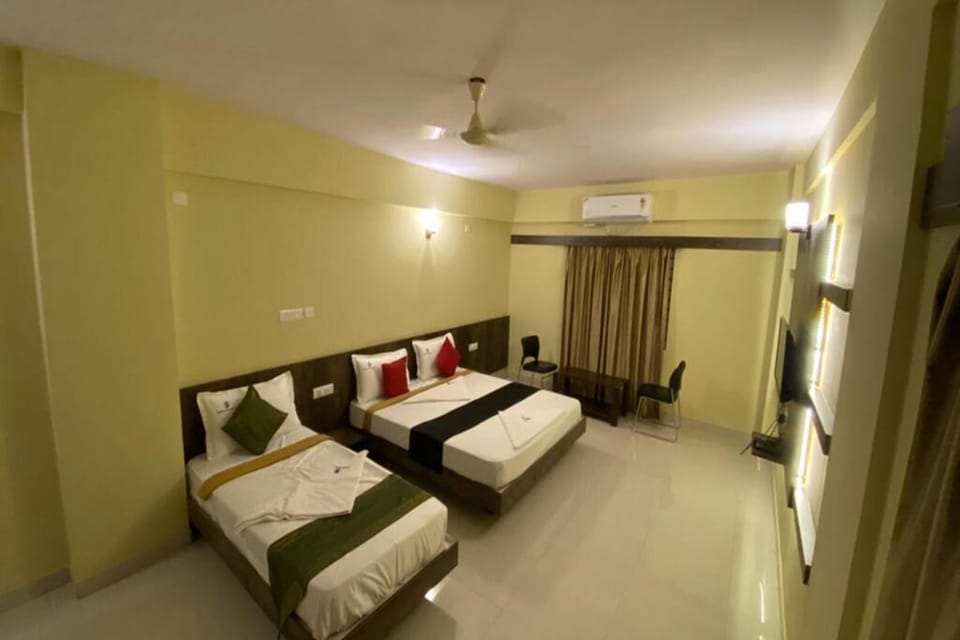 Suite | Desk, laptop workspace, iron/ironing board, free WiFi