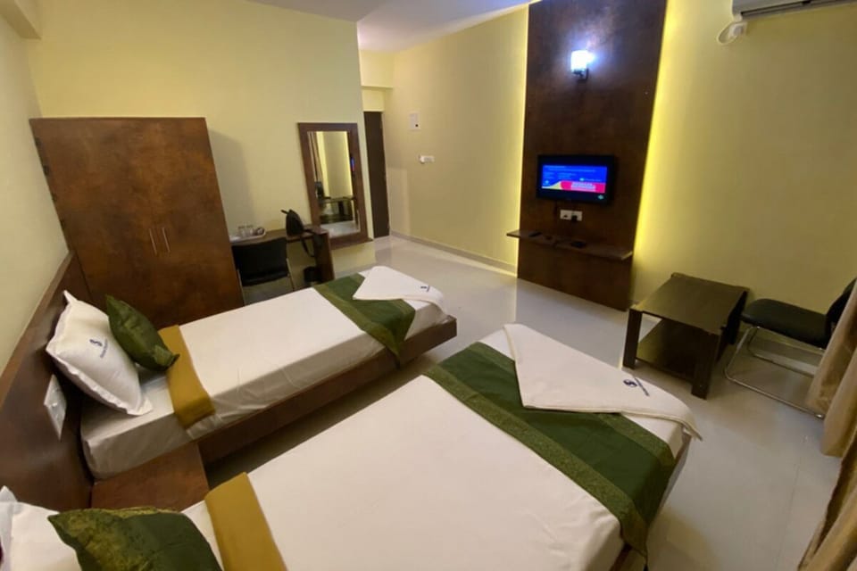 Deluxe Twin Room | Desk, laptop workspace, iron/ironing board, free WiFi