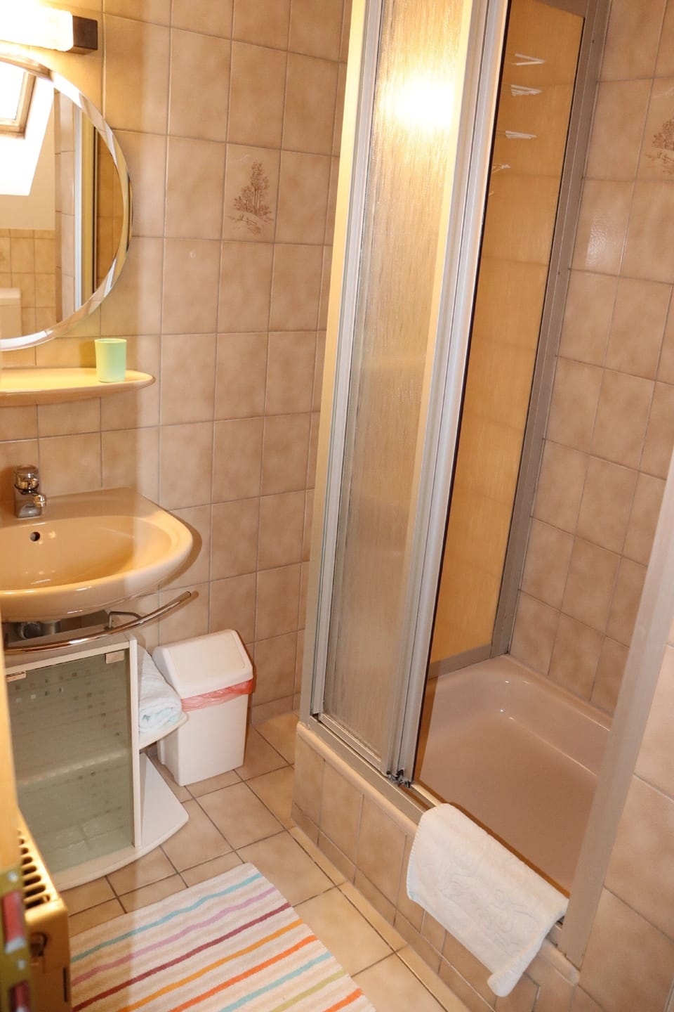 Double Room, 1 Double Bed | Bathroom | Shower, hair dryer, towels