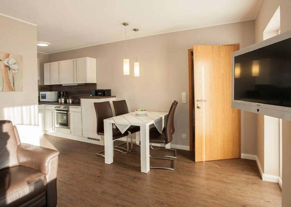Basic Apartment | Living area | 50-cm flat-screen TV with satellite channels, TV