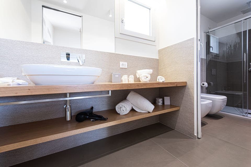 Junior Suite | Bathroom | Shower, free toiletries, hair dryer, bidet