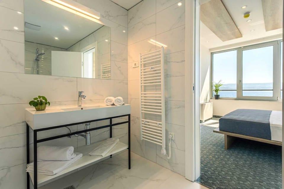 Deluxe Suite with balcony and sea view | Bathroom | Free toiletries, hair dryer, slippers, towels