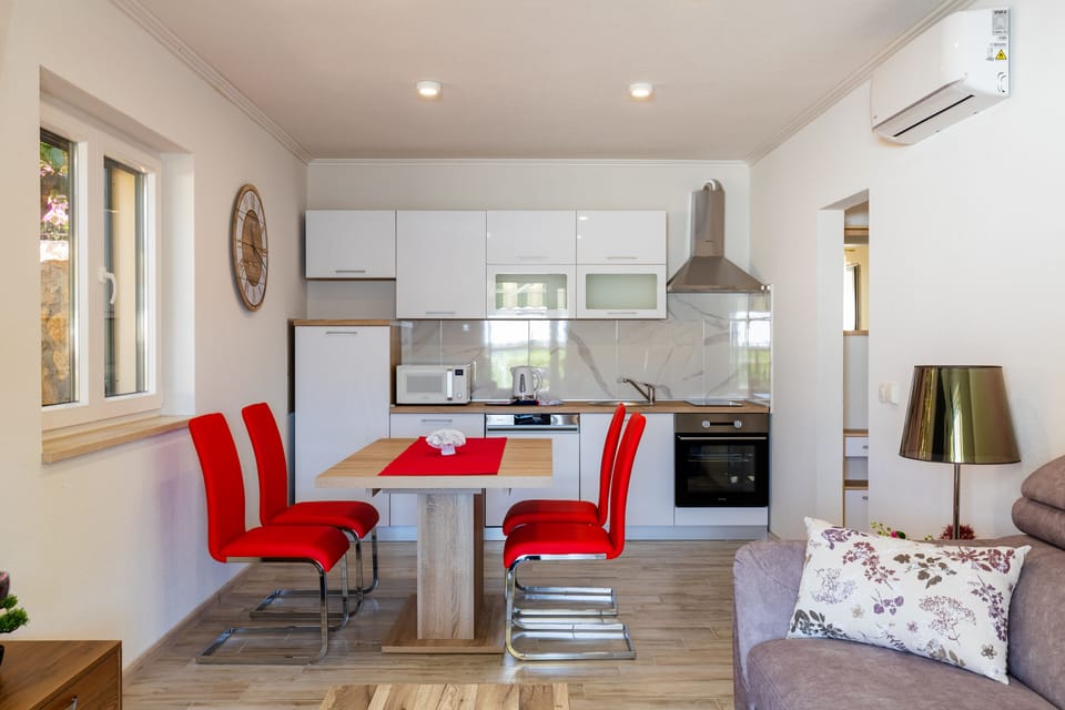 Apartment (One Bedroom Apartment with Terrace) | Dining room