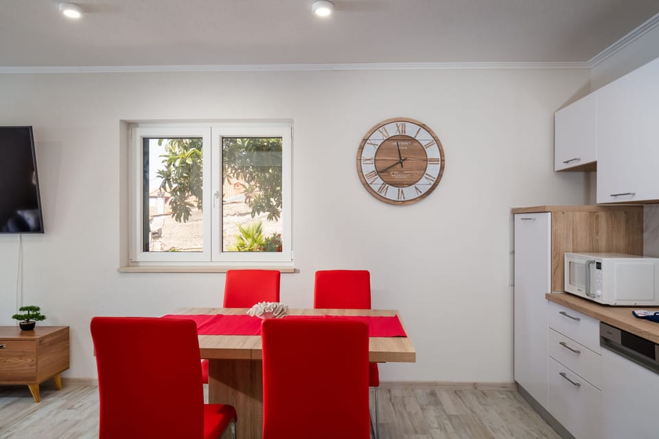 Apartment (One Bedroom Apartment with Terrace) | Dining room
