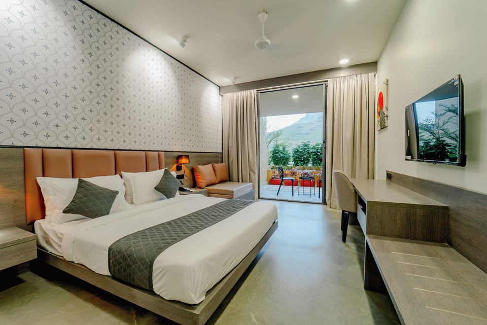 Grand Oasis Room | Iron/ironing board, free WiFi, bed sheets