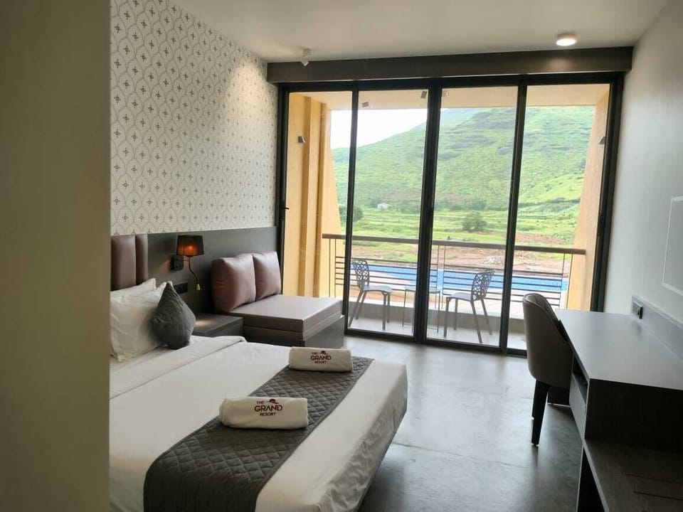 Grand Serenity Room | Iron/ironing board, free WiFi, bed sheets