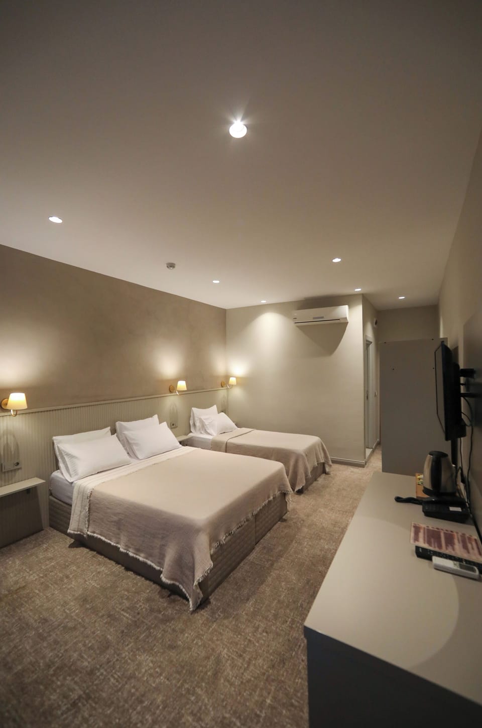 Deluxe Triple Room | Minibar, desk, free WiFi