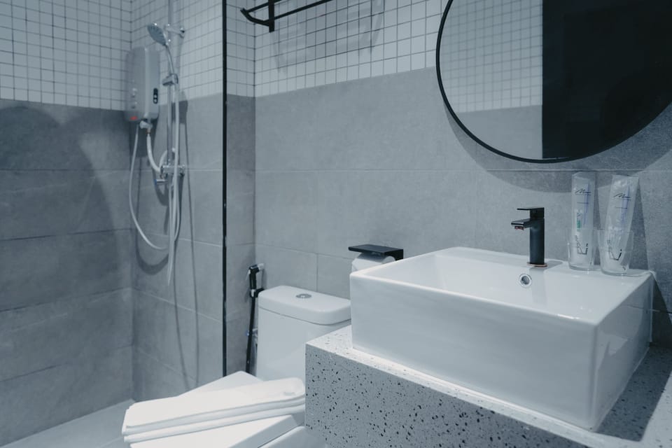 Deluxe Triple Room | Bathroom | Shower, rainfall showerhead, free toiletries, hair dryer
