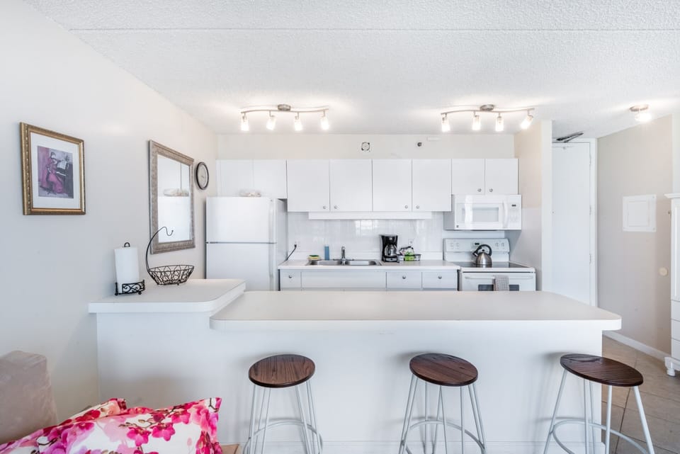 Condo, 1 Bedroom | Private kitchen | Fridge, oven, coffee/tea maker, toaster