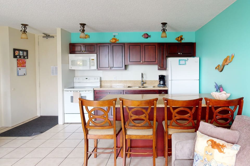 Condo, 1 Bedroom | Private kitchen | Fridge, oven, coffee/tea maker, toaster