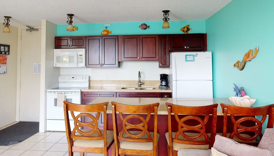 Condo, 1 Bedroom | Private kitchen | Fridge, oven, coffee/tea maker, toaster