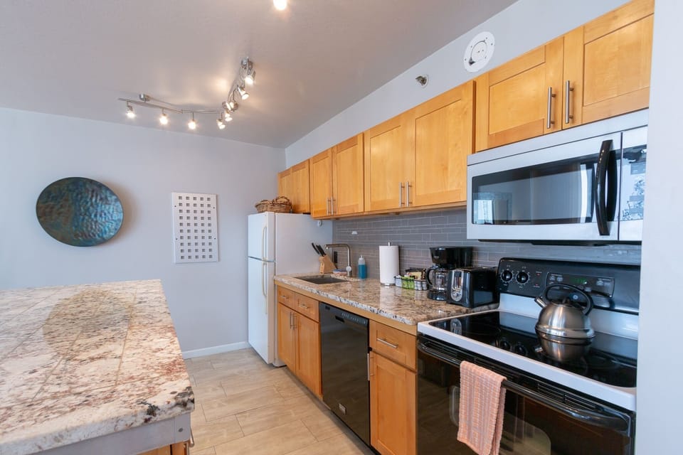 Condo, 1 Bedroom | Private kitchen | Fridge, oven, coffee/tea maker, toaster