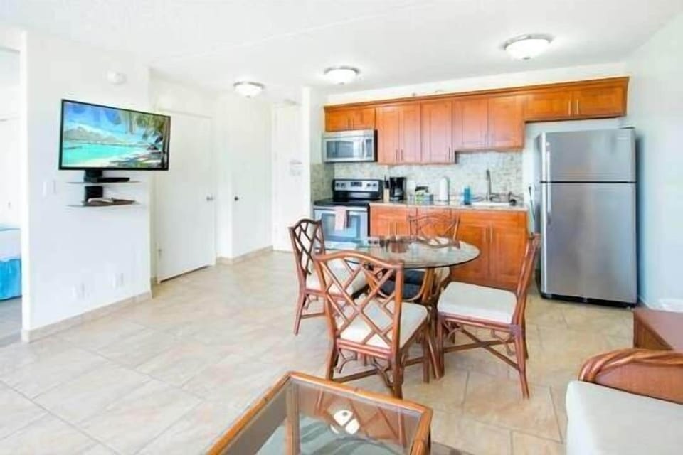 Condo, 1 Bedroom | Private kitchen | Fridge, microwave, oven, coffee/tea maker