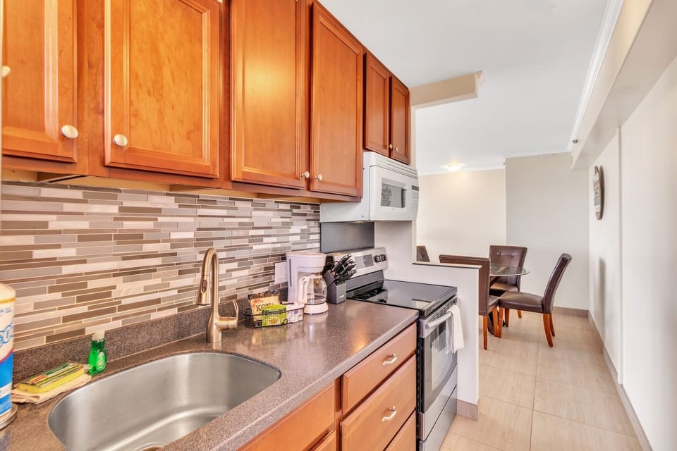 Condo, 1 Bedroom | Private kitchen | Fridge, oven, coffee/tea maker, toaster