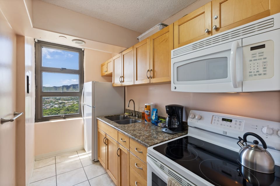 Condo, 1 Bedroom | Private kitchen | Fridge, oven, coffee/tea maker, toaster