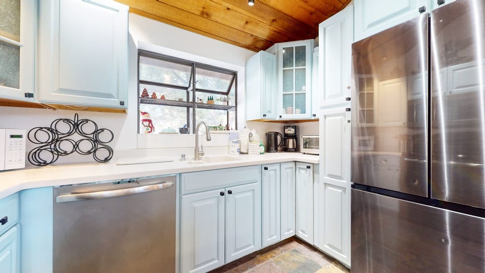Condo, 3 Bedrooms | Private kitchen | Coffee/tea maker, fridge, microwave, oven