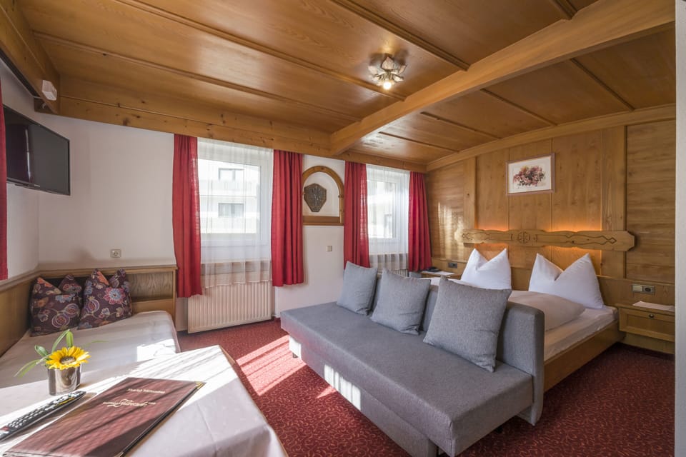 Quadruple Room | In-room safe, free WiFi, bed sheets