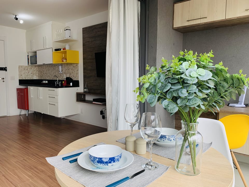 Business Studio | Living area | 40-inch Smart TV with cable channels, TV