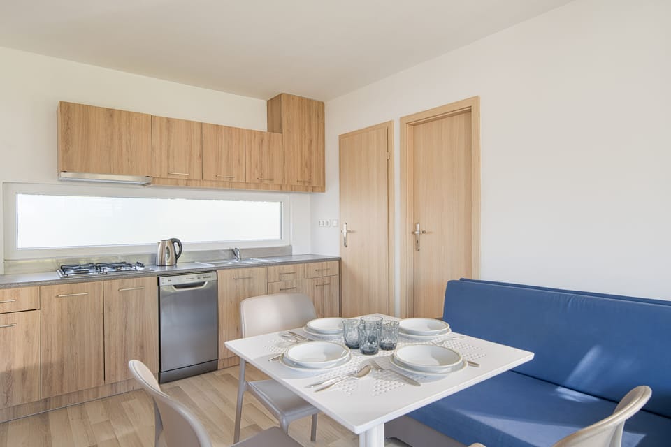  Standard Mobile Home for 7 | Private kitchen | Fridge, stovetop, dishwasher, cookware/dishes/utensils