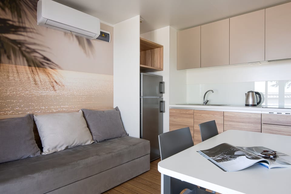Premium mobile home | Private kitchen | Fridge, stovetop, dishwasher, cookware/dishes/utensils