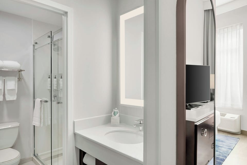 Room, 1 Queen Bed, Hearing Accessible (Accessible Bathtub) | Bathroom | Free toiletries, hair dryer, towels