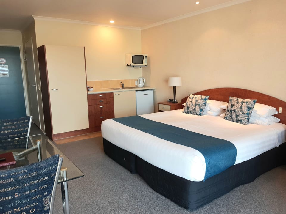 King Wheelchair Access | Private kitchenette | Fridge, microwave, stovetop, coffee/tea maker