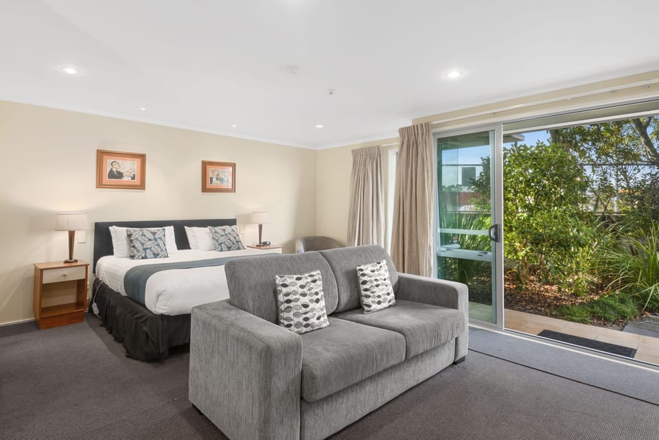 Self Contained Spa Bath Studio | Iron/ironing board, free WiFi, bed sheets