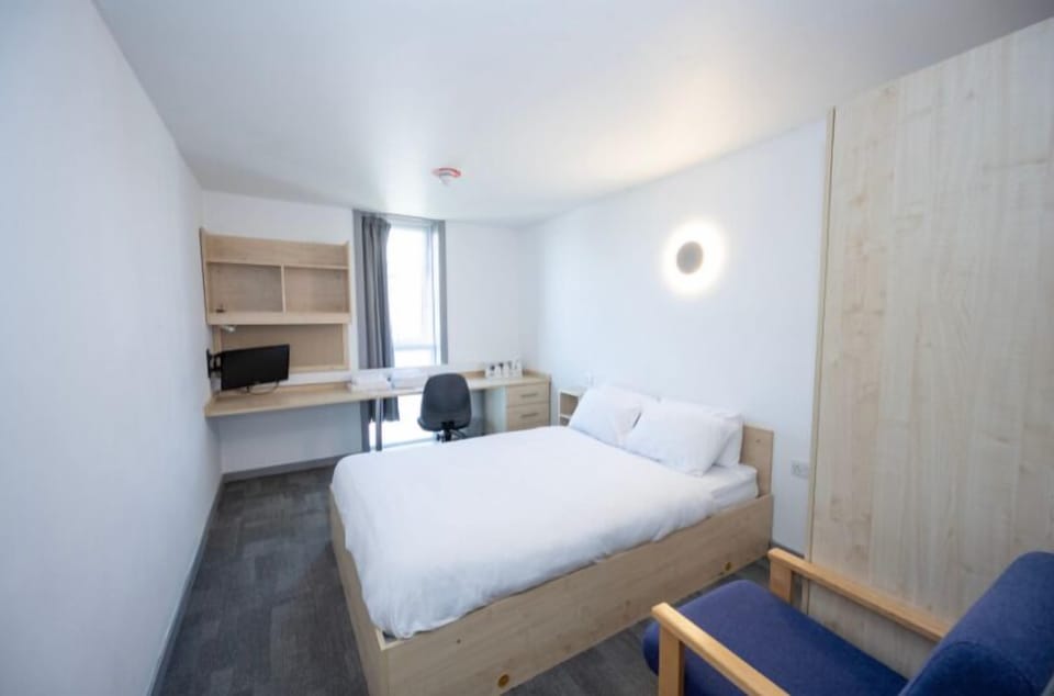 Standard Double Room, Ensuite | Laptop workspace, iron/ironing board, free WiFi, bed sheets