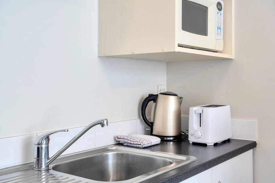 Studio, 1 Queen Bed | Private kitchenette | Fridge, microwave, electric kettle