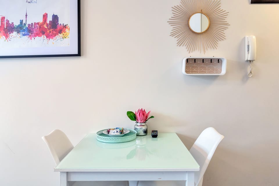 Studio, 1 Queen Bed | In-room dining