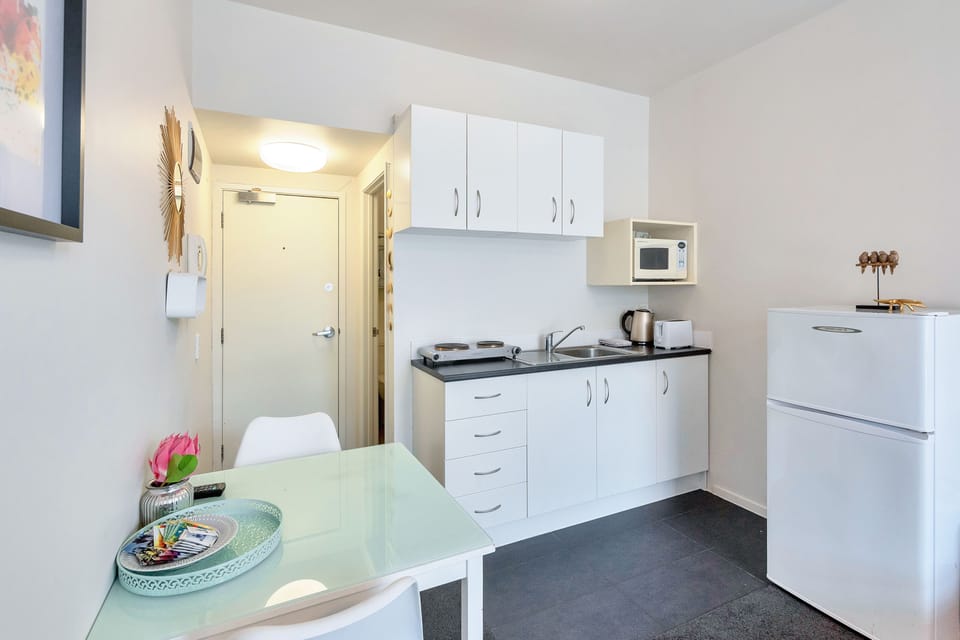 Studio, 1 Queen Bed | Private kitchenette | Fridge, microwave, electric kettle