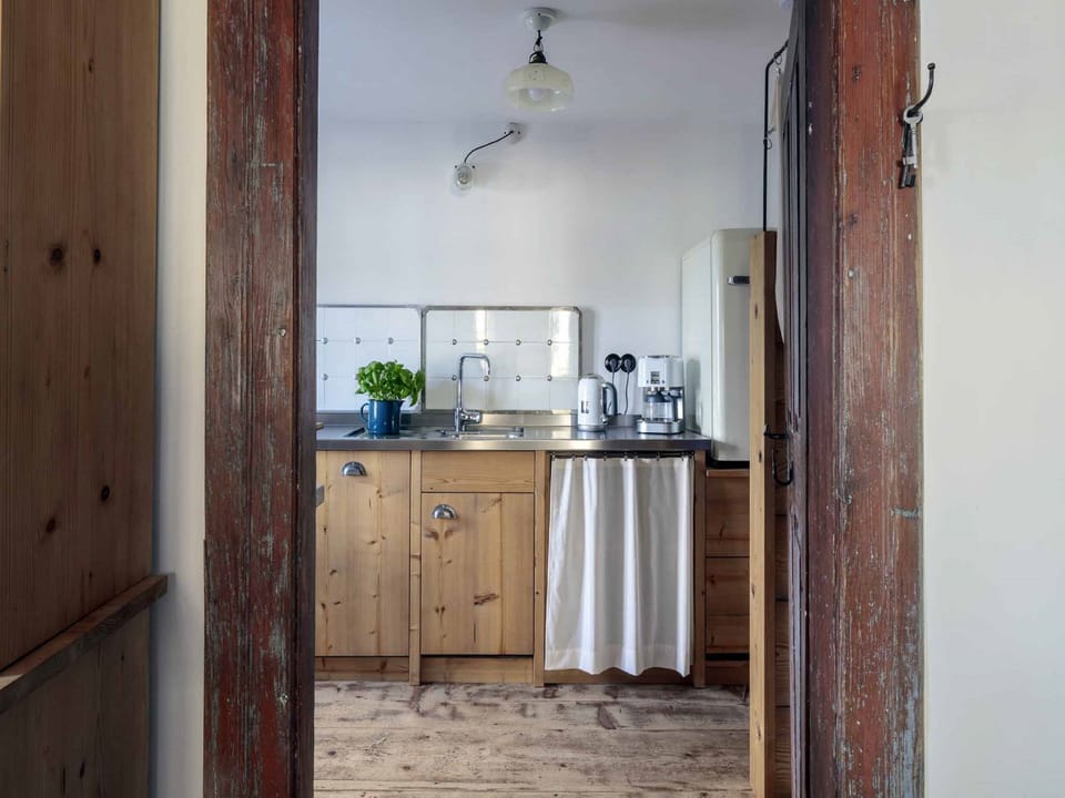 House | Private kitchen | Stovetop, coffee/tea maker, electric kettle, cookware/dishes/utensils