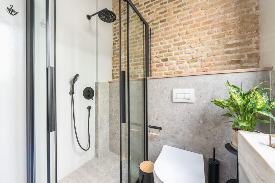 Deluxe Double Room | Bathroom shower