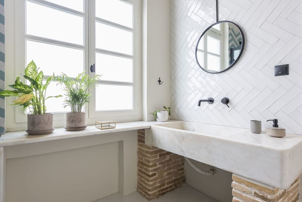 Deluxe Double Room | Bathroom sink