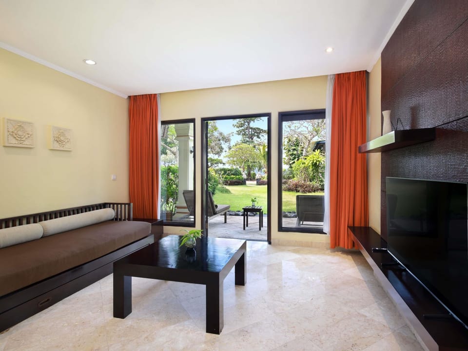 Family Room, 1 King Bed with Sofa bed | Minibar, in-room safe, desk, laptop workspace