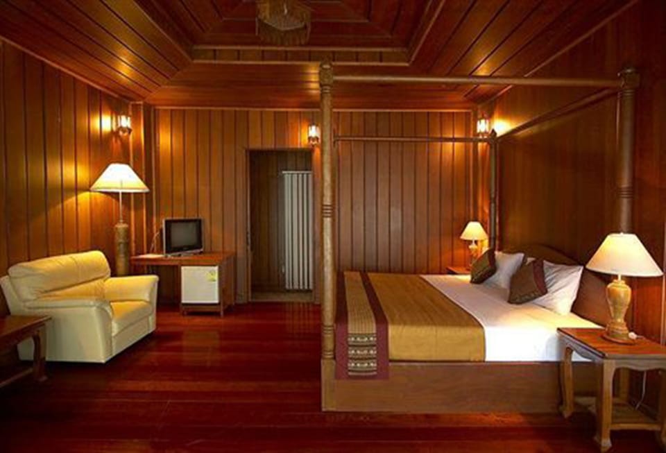 Superior House (Sunset Upper Floor) | Minibar, in-room safe, desk, rollaway beds