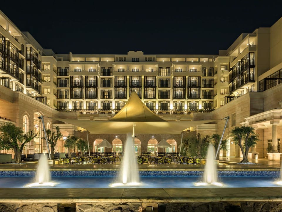 4 restaurants; breakfast, lunch, and dinner served