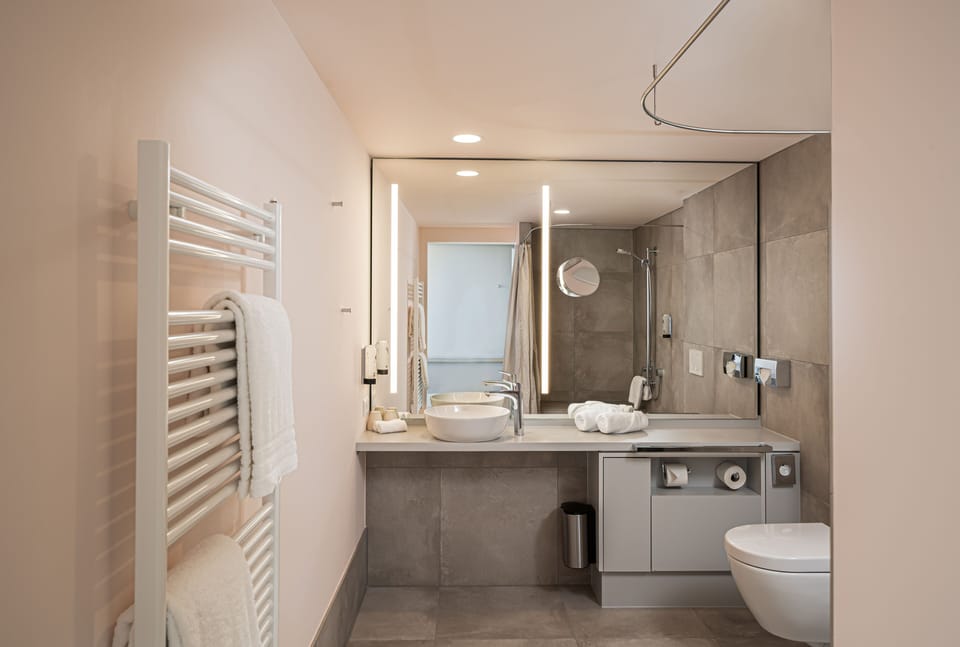 Comfort Room, Balcony | Bathroom | Shower, eco-friendly toiletries, hair dryer, towels