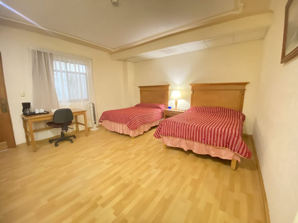 Business Room | In-room safe, desk, laptop workspace, blackout drapes