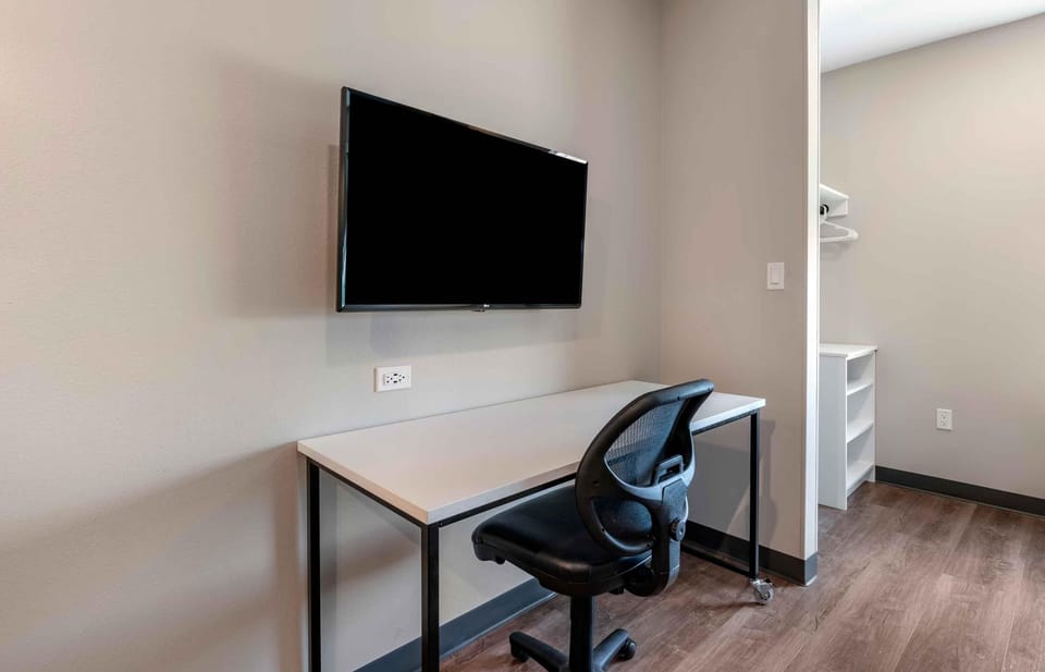 Standard Studio, 1 King Bed, Non Smoking | Premium bedding, desk, laptop workspace, iron/ironing board