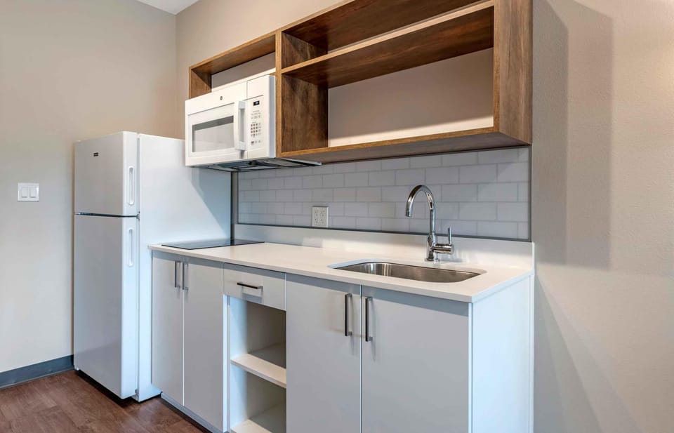 Full-size fridge, microwave, stovetop, cookware/dishes/utensils