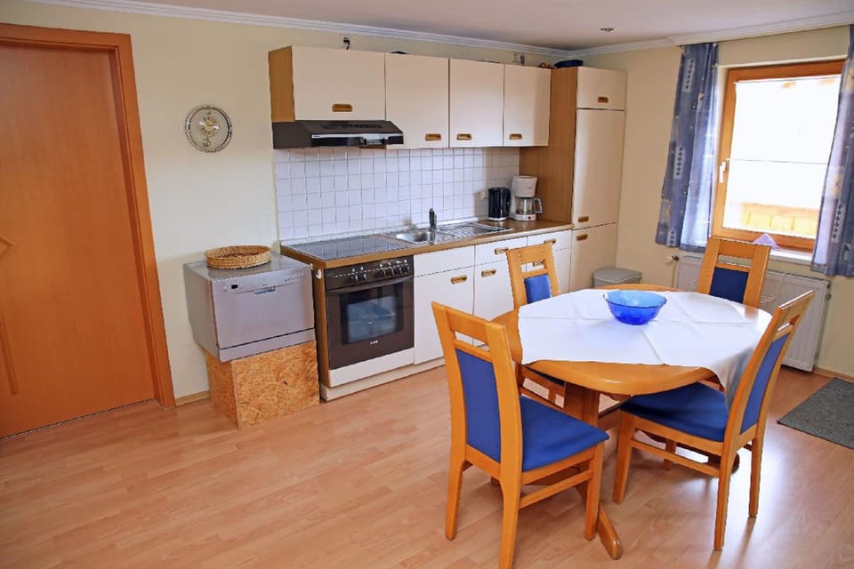 Apartment | Private kitchen | Mini-fridge, oven, stovetop, coffee/tea maker