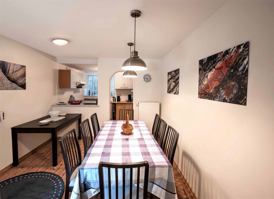 House | In-room dining