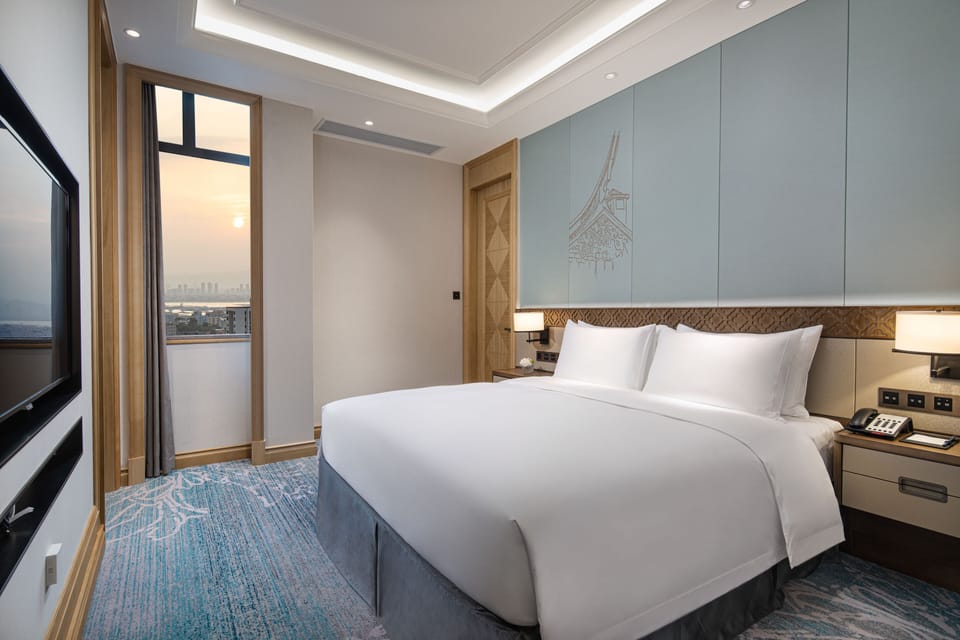 Deluxe Suite | Down comforters, minibar, in-room safe, desk