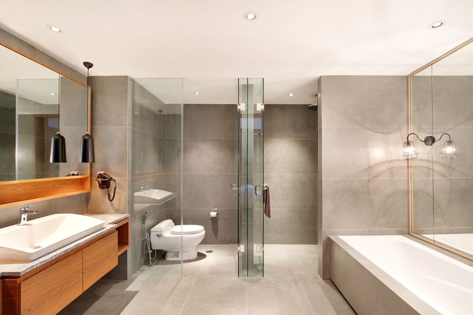 Junior Suite Room | Bathroom | Free toiletries, hair dryer, slippers, towels