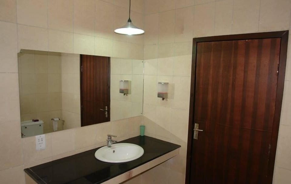 Bathtub, free toiletries, slippers, towels